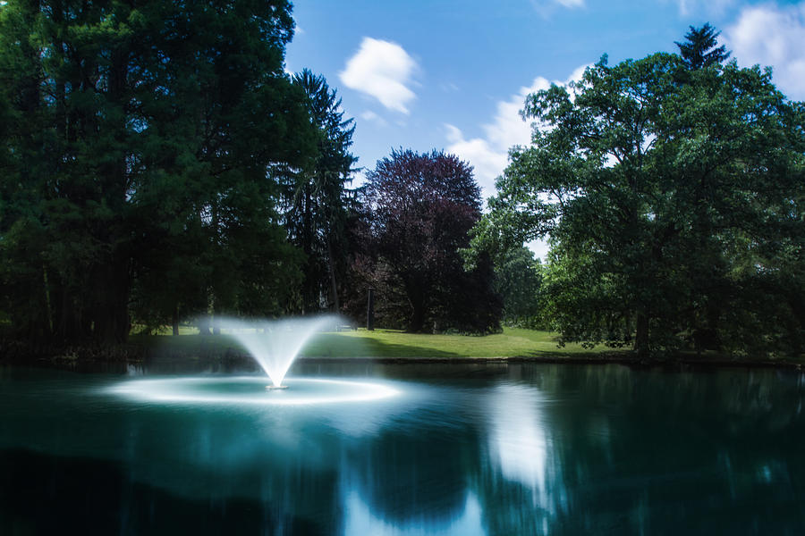 Cincinnati Photograph - Water Fountain at Spring Grove by Tom Mc Nemar