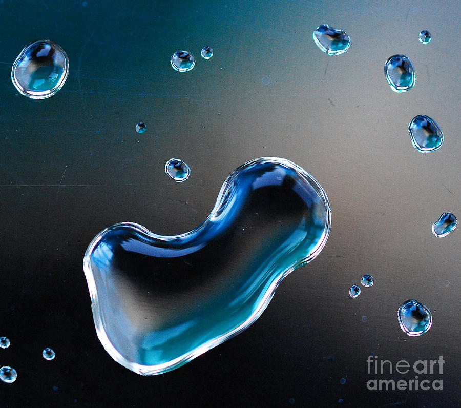 Abstract Photograph - Waterdrops 1 by Nancy Mueller