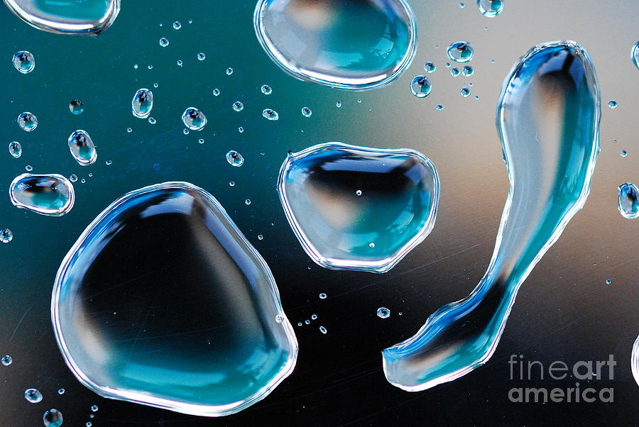 Abstract Photograph - Waterdrops 4 by Nancy Mueller