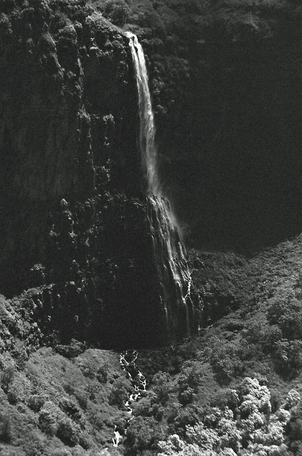 Waterfall 01 - SFX 200 BW - Waimea Canyon - Kauai, Hawaii Photograph by Pamela Critchlow