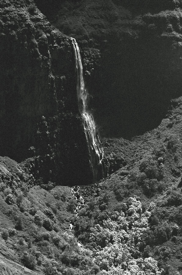 Waterfall 02 - SFX 200 BW - Waimea Canyon - Kauai, Hawaii Photograph by Pamela Critchlow