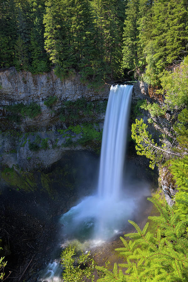 Waterfall at Brandywine Falls Provincial Park Photograph by David Gn