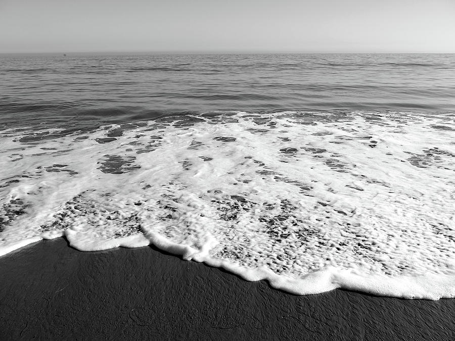 Abstract Photograph - Waves in Black and White by Tianxin Zheng