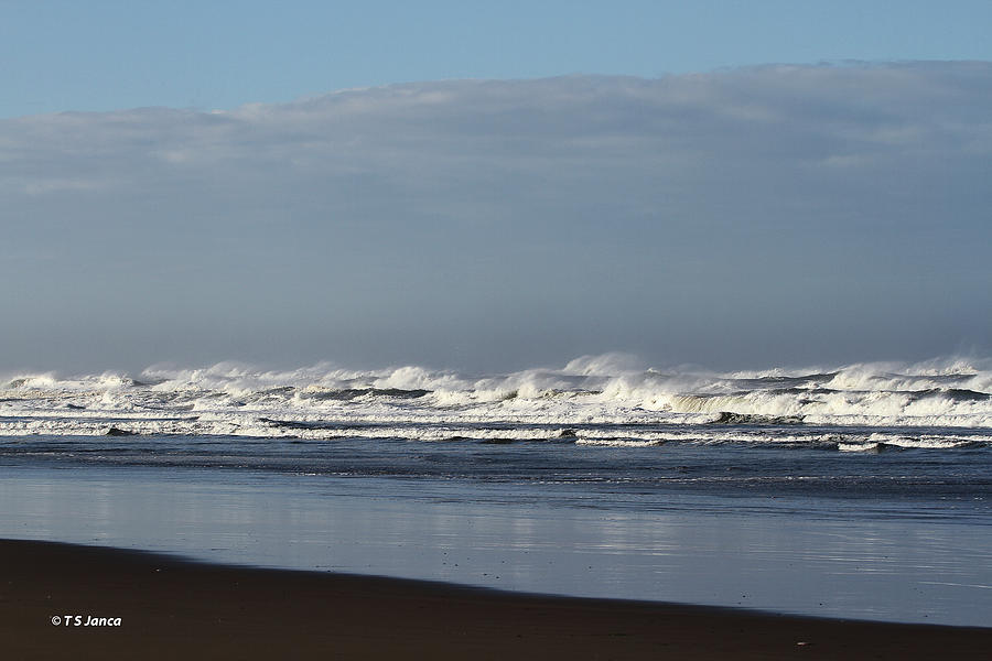 Waves On The Oregons Coast Digital Art by Tom Janca