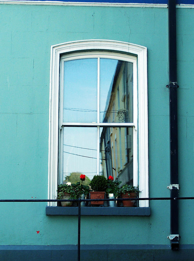 Flower Photograph - Window in Ennistymon Ireland by Teresa Mucha