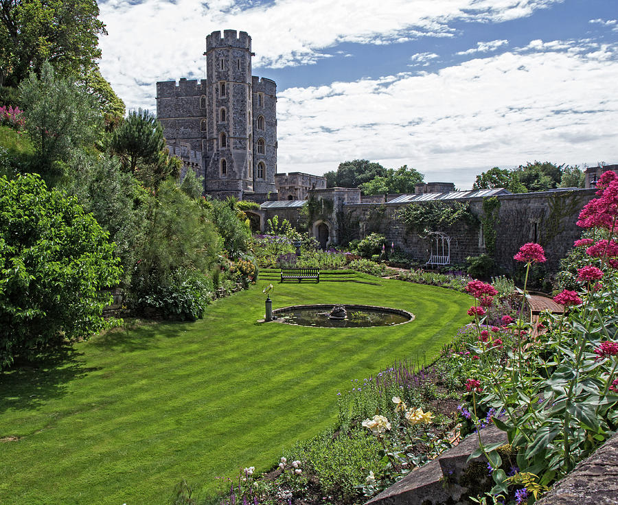 Windsor Castle and Garden Photograph by Robert Pilkington