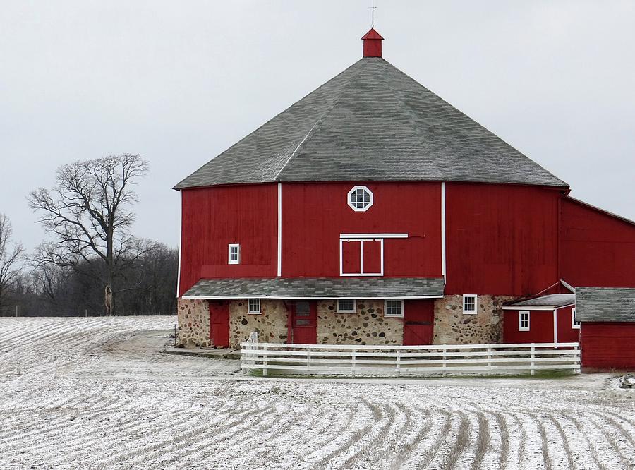 Wisconsin Round Barn And Snow Photograph By Linda Mcalpine