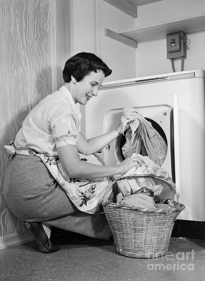 Doing Laundry By Hand When There's No Electricity  Vintage laundry,  Vintage housewife, Doing laundry