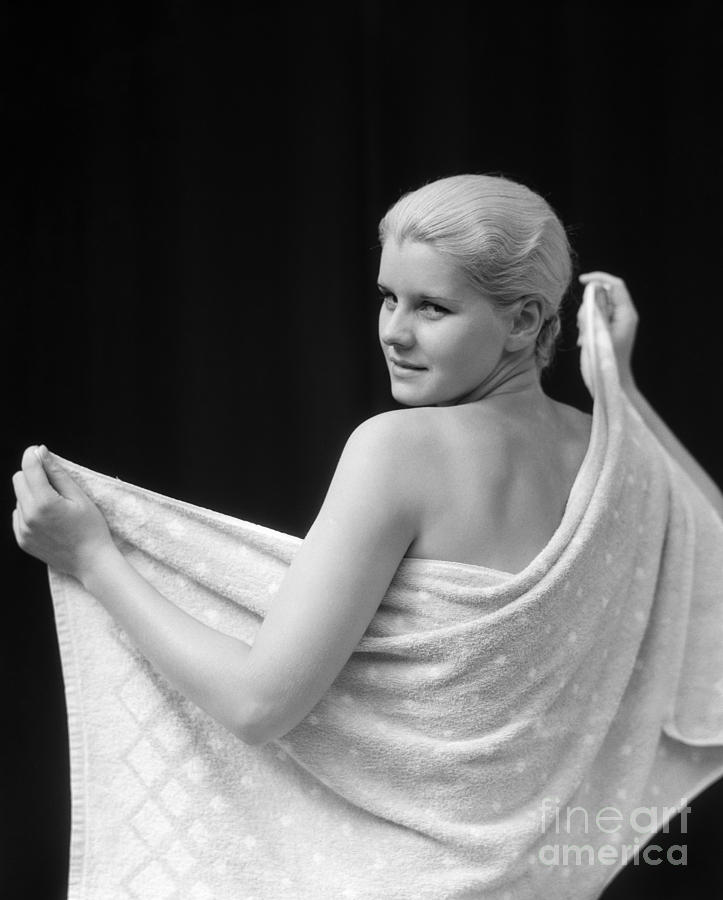 Woman With Towel, 1930s Photograph by H. Armstrong Roberts/ClassicStock