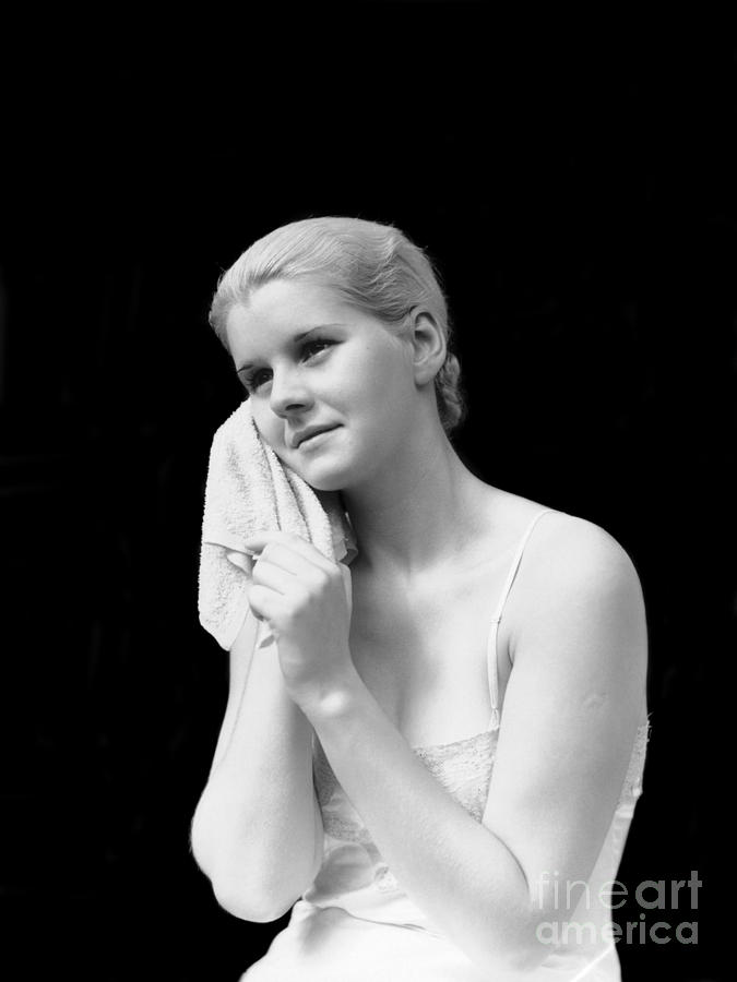 Woman With Washcloth, C.1930s Photograph by H. Armstrong Roberts/ClassicStock