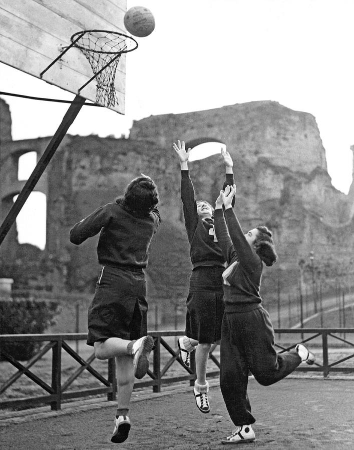 Women Playing Basketball Photograph by Underwood Archives