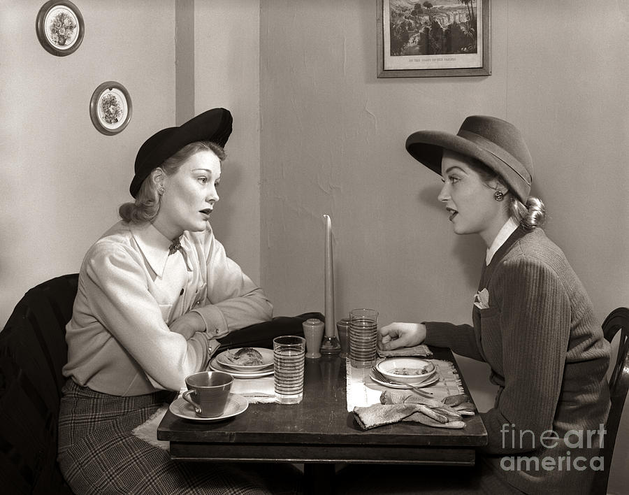 free image vintage two women talking at a kitchen table