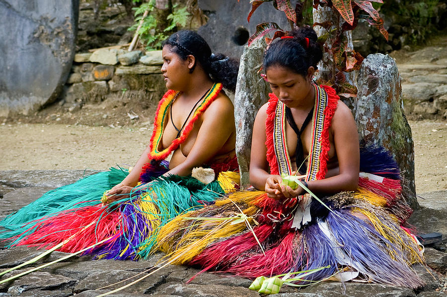 Women Weaving Photograph by Lee Craker