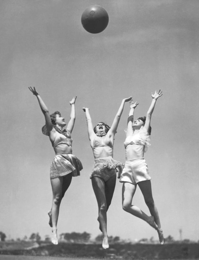 San Diego Photograph - Women With Medicine Ball by Underwood Archives