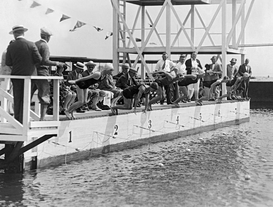 Vintage Photograph - Womens Swimming Championship by Underwood Archives
