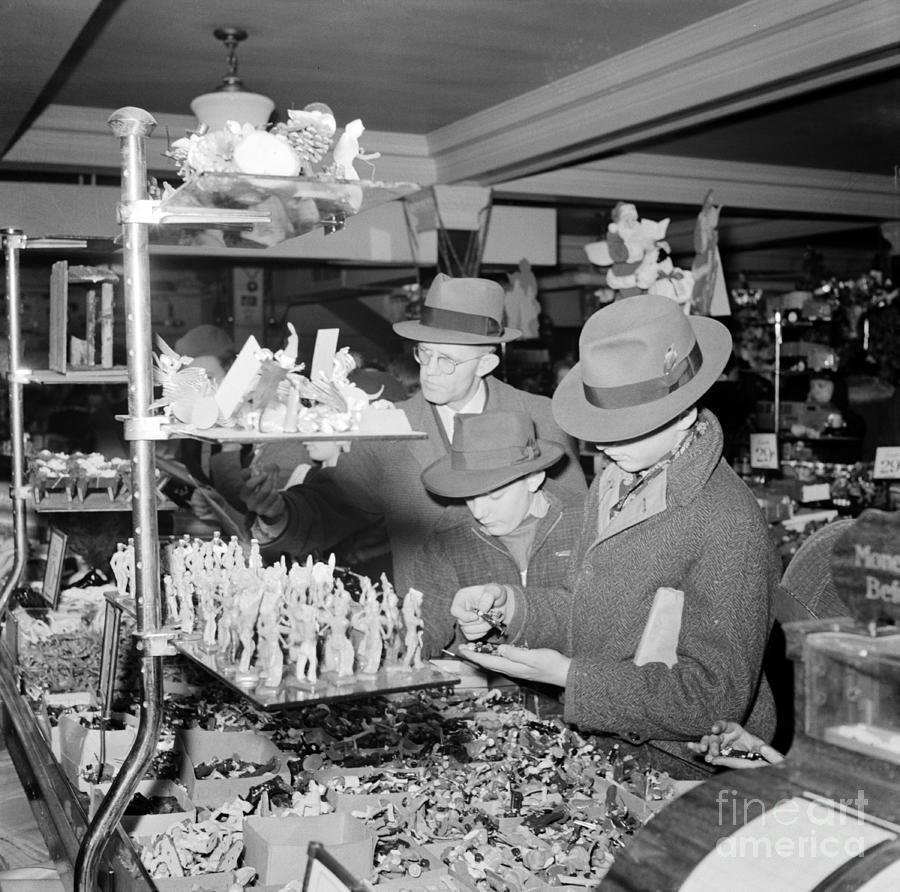 Woolworths Christmas Shoppers, 1941 Photograph by Science Source