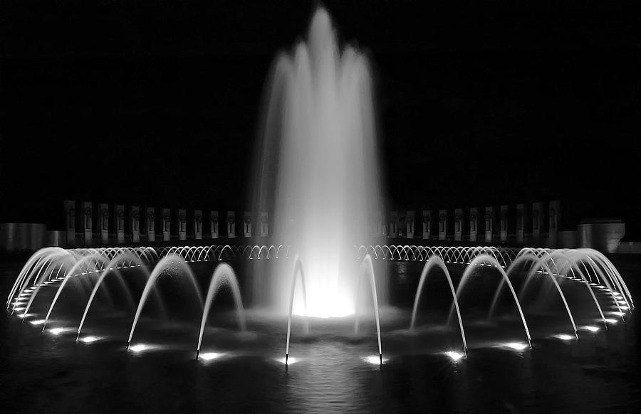 Washington D.c. Photograph - WWII Memorial Fountain 1 by Paul Basile