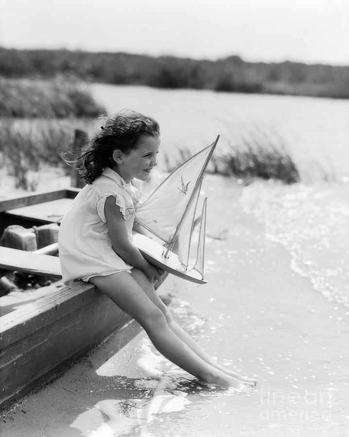 Young Girl At Seashore Holding Photograph by H. Armstrong Roberts/ClassicStock