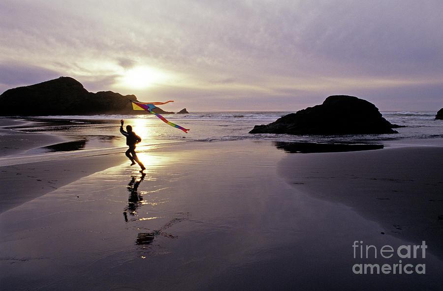 Young Girl Flying Kite om Beach Photograph by Jim Corwin