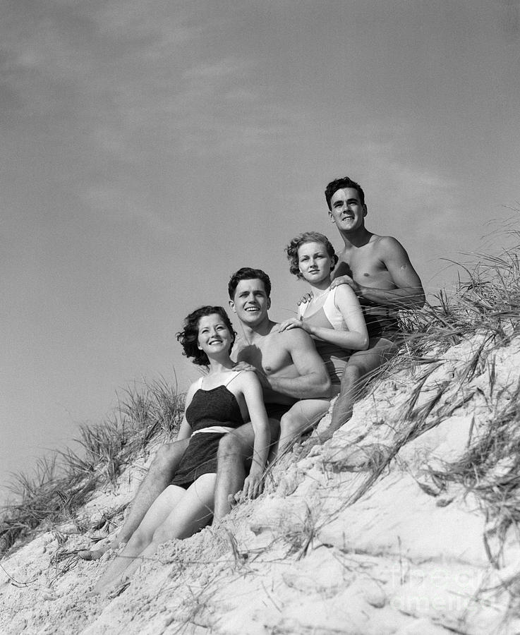 Young People At The Beach, 1930s Photograph by H. Armstrong Roberts/ClassicStock