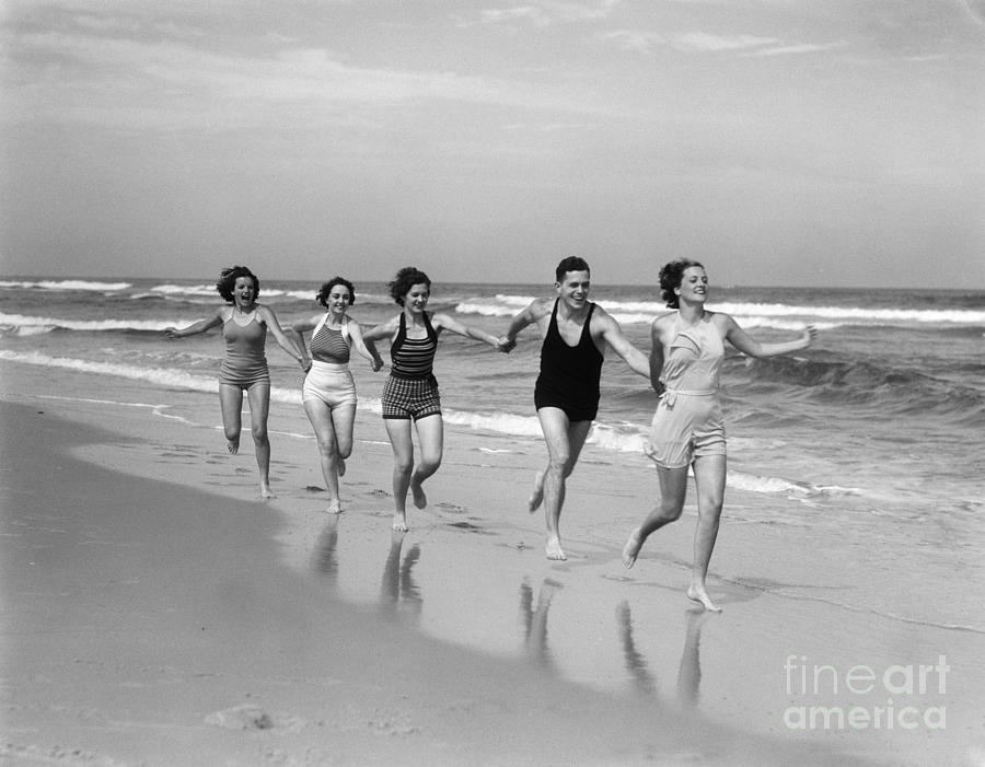 Young People At The Beach, C.1930s Photograph by H. Armstrong Roberts/ClassicStock