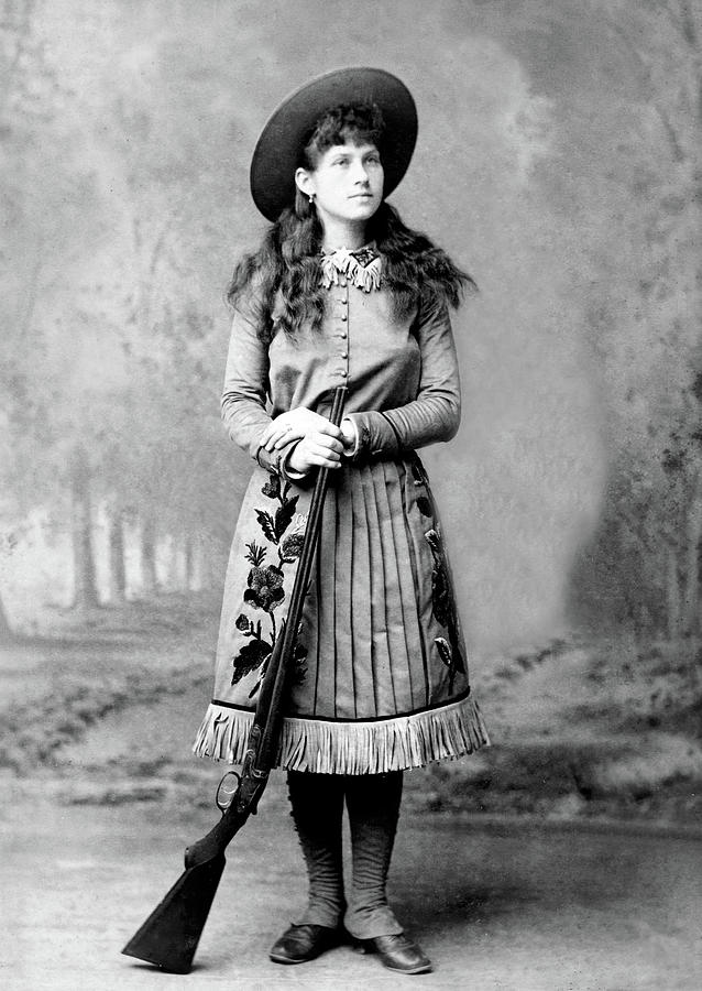 Annie Oakley, American Folk Hero #1 Photograph by Science Source