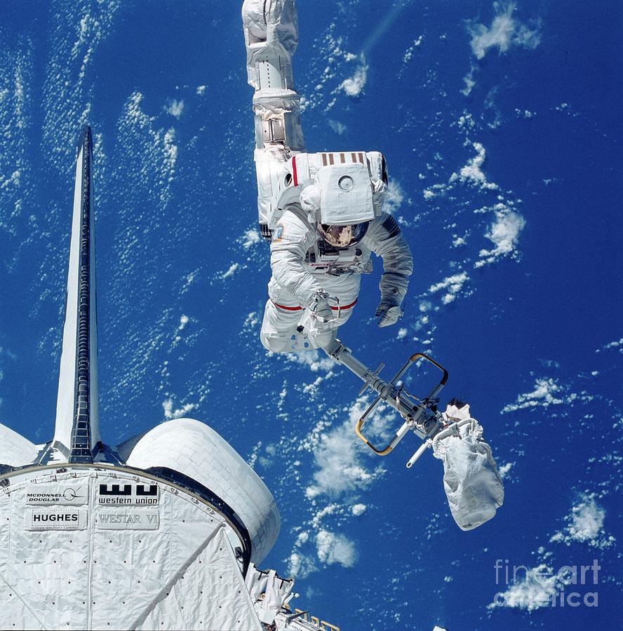 Astronaut Bruce Mccandless #1 Photograph by Nasa/science Photo Library ...