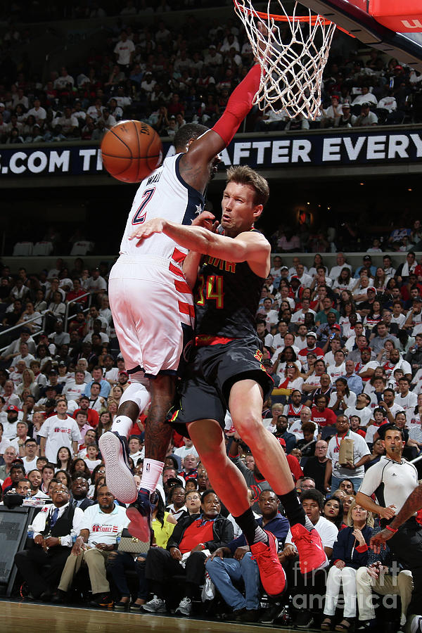 Atlanta Hawks V Washington Wizards - Photograph by Stephen Gosling Atlanta Hawks V Washington Wizards - Photograph by Stephen Gosling