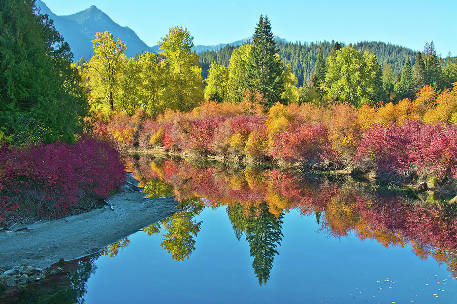 Autumn Scene In The Wenatchee River Area Stock Photo Alamy