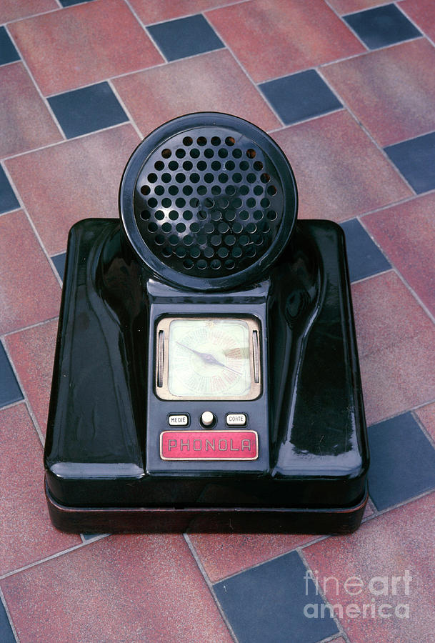 Bakelite Radio Photograph by Francoise Sauze/science Photo Library