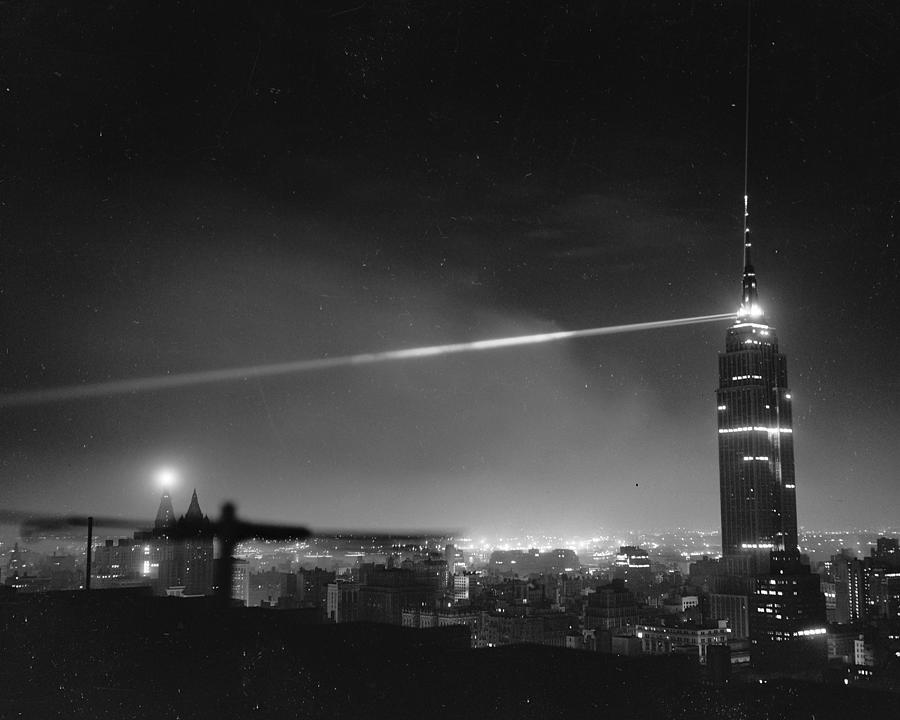 Beacon Atop The Empire State Building Photograph by New York Daily News 