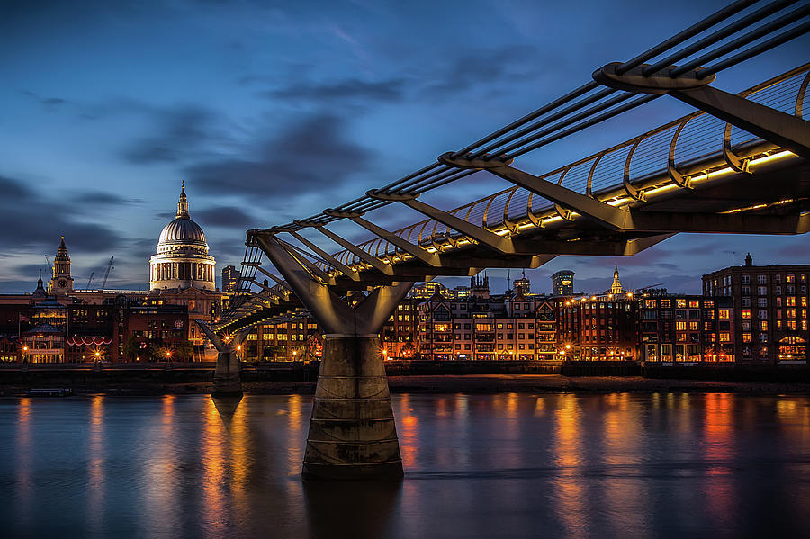 Crossing The Thames #1 Photograph by Giuseppe Torre