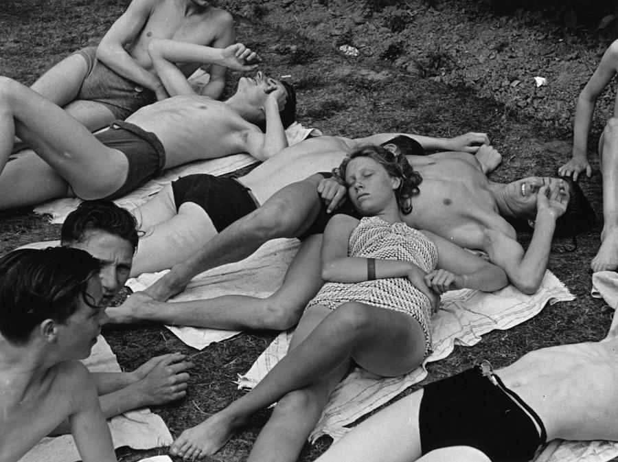 Crowd Of Bathers #1 Photograph by Kurt Hutton