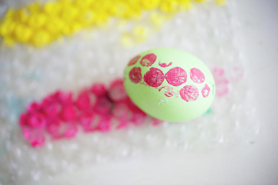 Decorating Easter Egg Using Bubble Wrap #1 Photograph by Iris Wolf