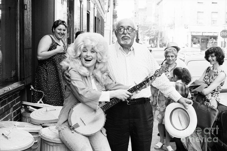 Dolly Parton In Nyc #1 Photograph by The Estate Of David Gahr