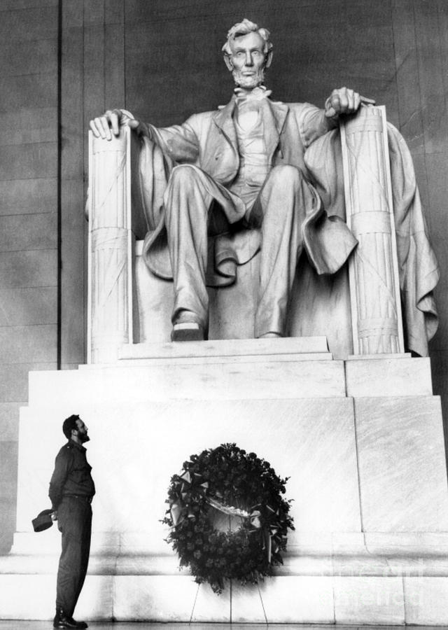 Fidel Castro places a wreath at the Lincoln Memorial in Washington DC Photograph by American School
