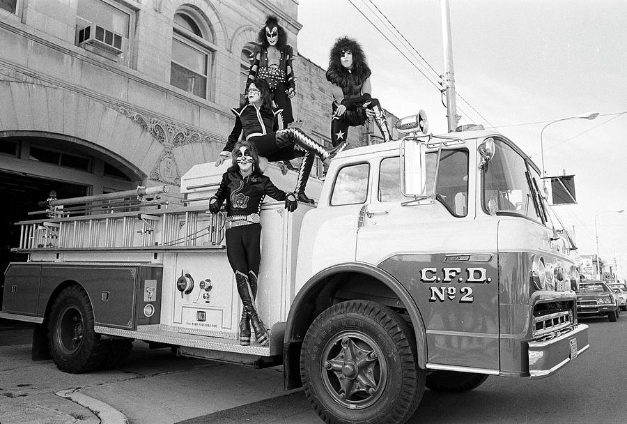 Kiss In Cadillac Photograph by Fin Costello