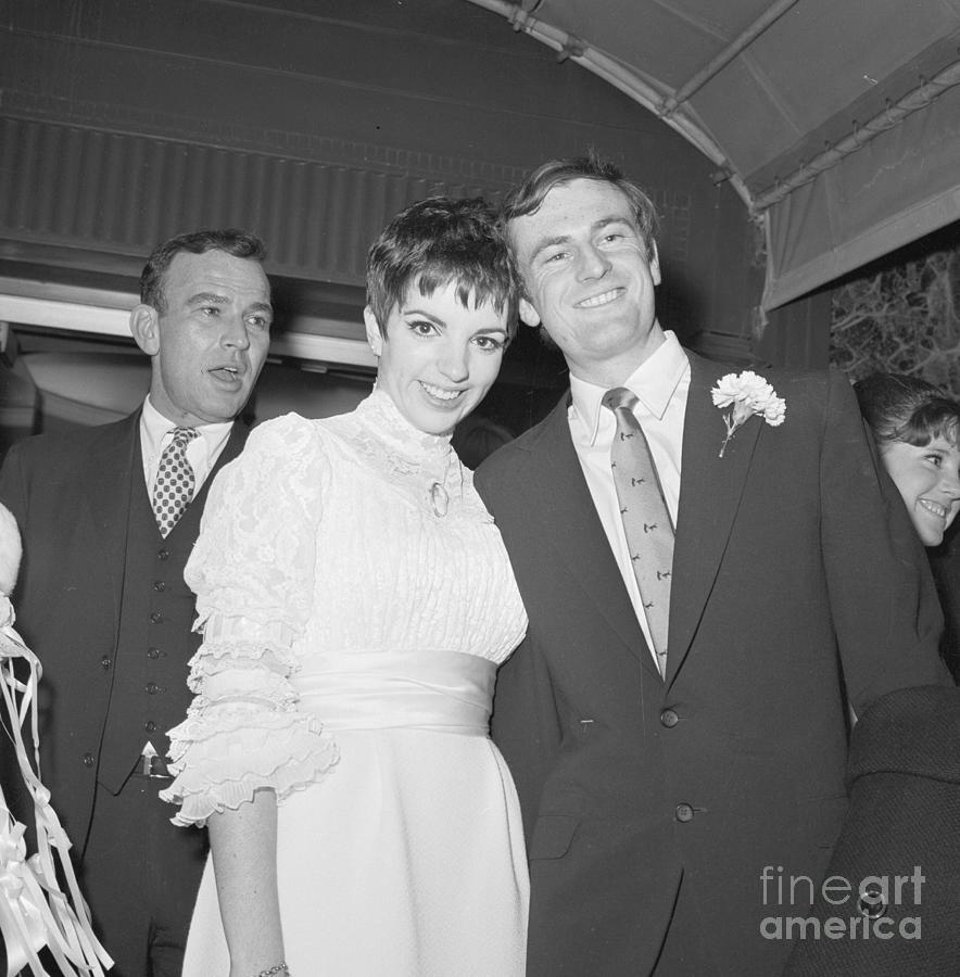 Liza Minnelli With Husband Peter Allen #1 Photograph by Bettmann