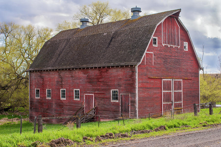 Lonely Old Red Barn Photograph by Donald Pash