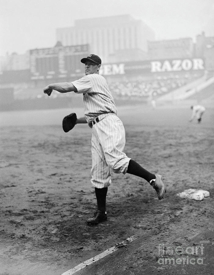 Lou Gehrig Playing First Base #1 Photograph by Bettmann