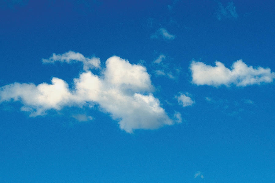 Mây: Những đám mây trôi nổi lãng mạn trong khung cảnh thiên nhiên tuyệt đẹp này sẽ khiến bạn cảm thấy thư giãn và yên bình hơn bao giờ hết.