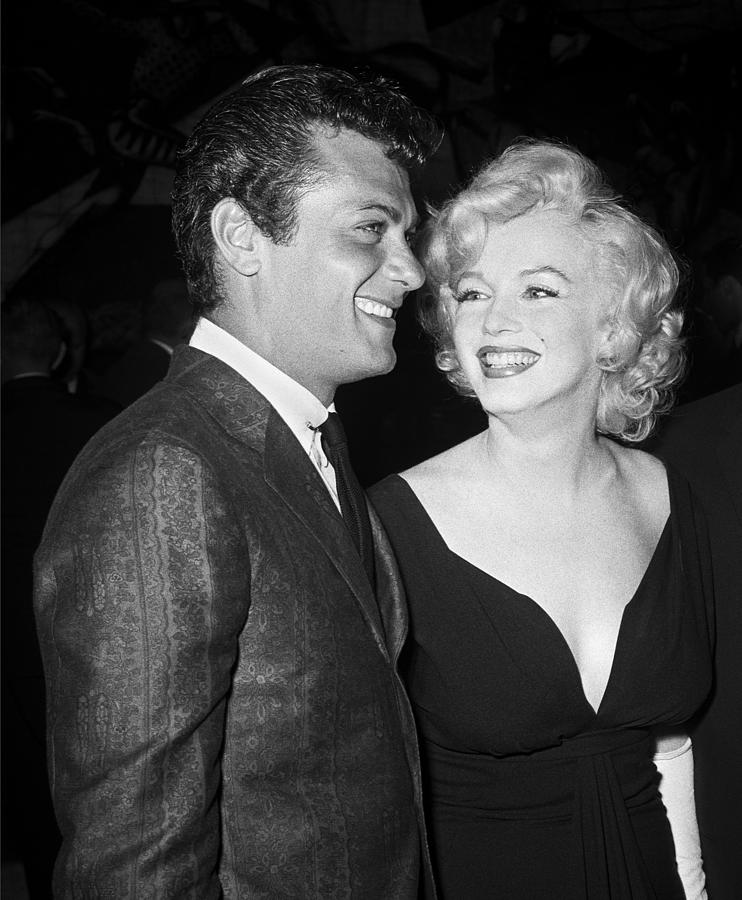 Marilyn Monroe And Tony Curtis Photograph By Frank Worth - Fine Art America