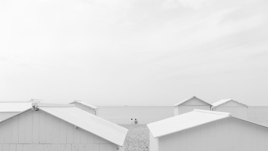 Beach Photograph - Meeting #1 by Oskar Baglietto
