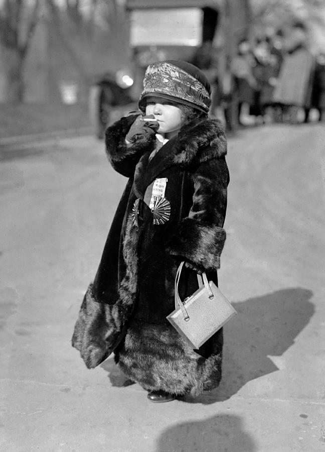 Calvin Coolidge Photograph - Midget Smoking Cigarette, 1924 #1 by Science Source