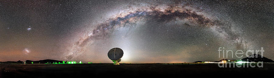 Space Photograph - Milky Way And One Of The Alma Telescopes #1 by Miguel Claro/science Photo Library