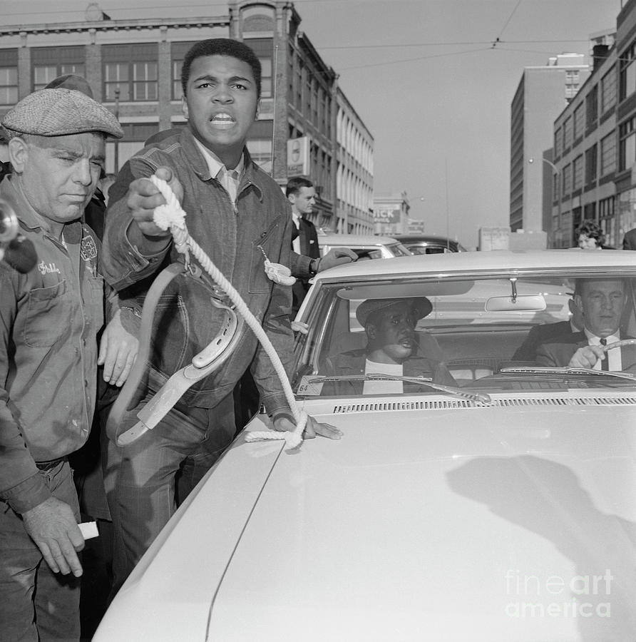 Celebrity Photograph - Muhammad Ali Taunting Sonny Liston #1 by Bettmann