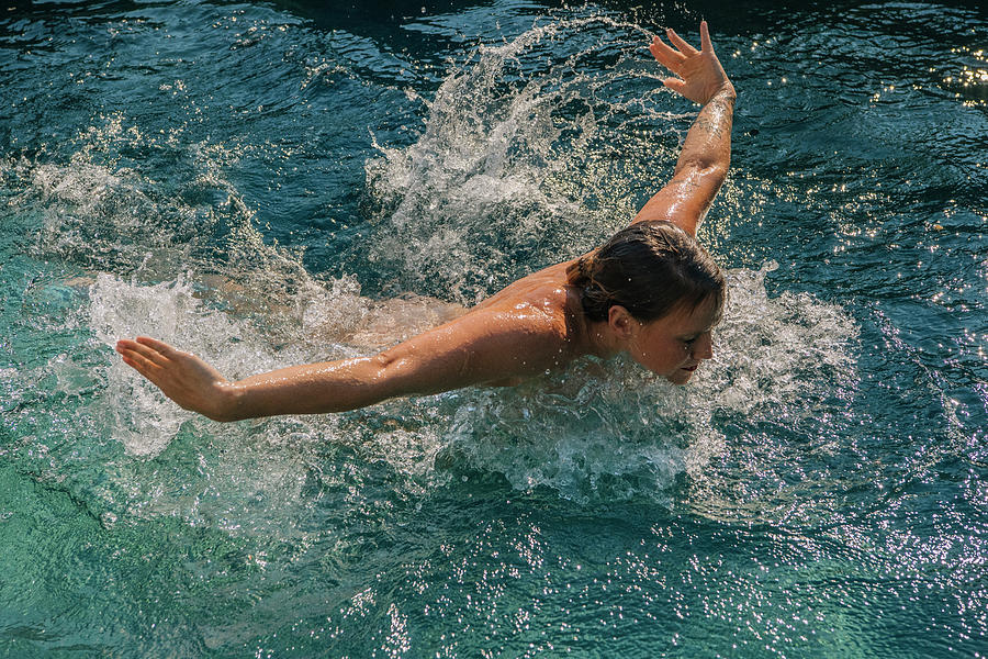 lady swimmer nude Nude Swimming - Pictures of Women Taking a Nude Swim