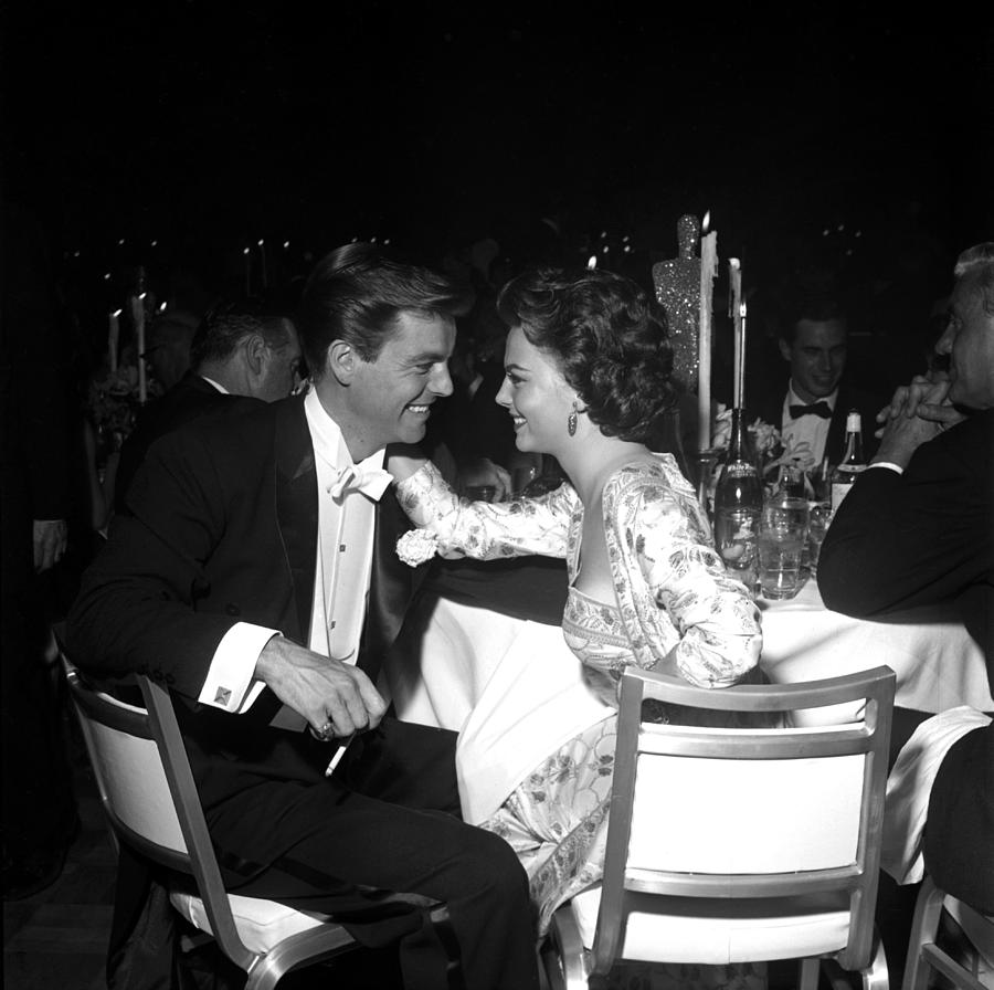 Natalie Wood And Robert Wagner #1 Photograph by Michael Ochs Archives