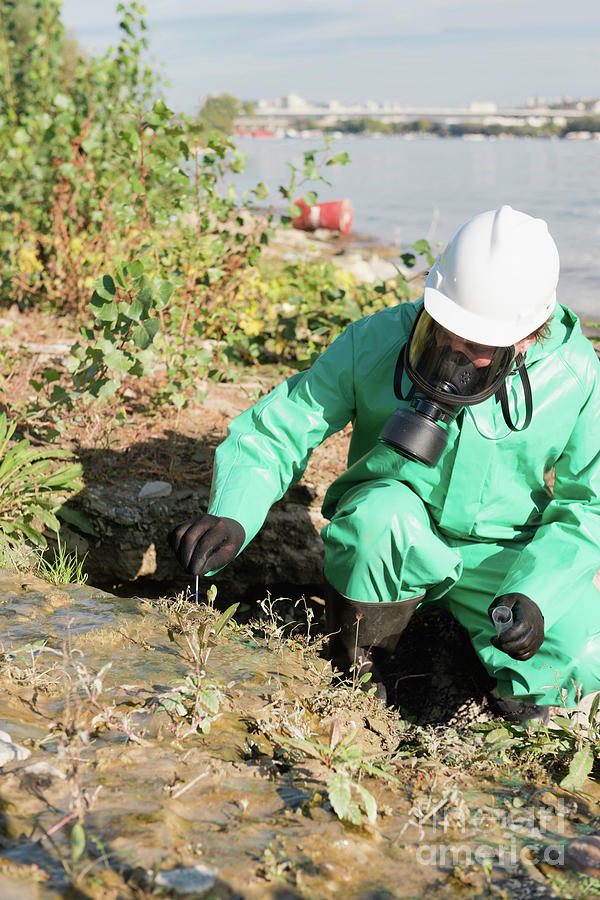 Pollution control exercise - Stock Image - E835/0451 - Science Photo Library