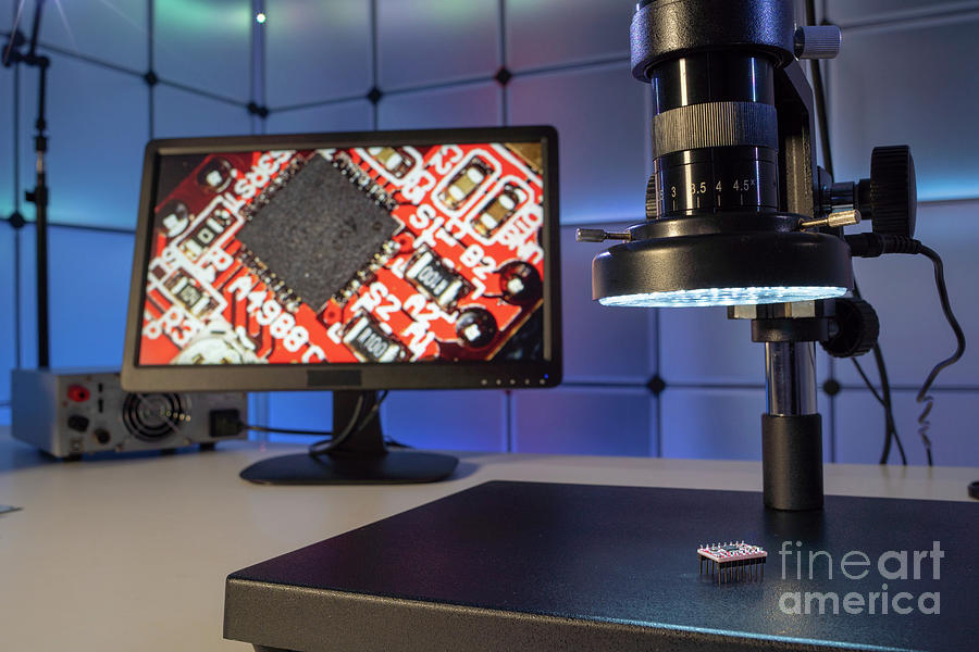 Device Photograph - Quality Control In Microchip Factory #1 by Wladimir Bulgar/science Photo Library